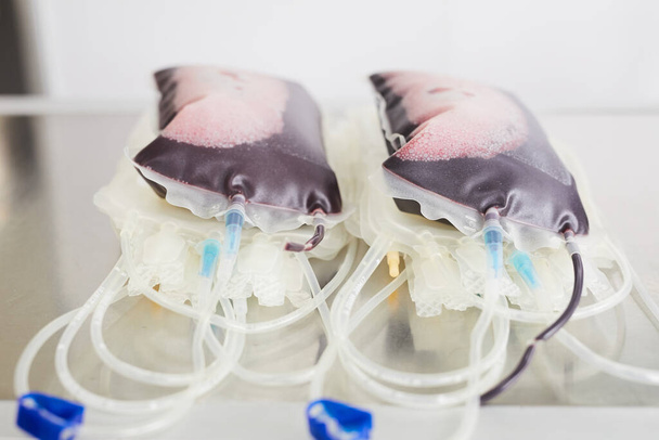 Balení s krevními vzorky v laboratoři připravující se pro pacienta - Fotografie, Obrázek