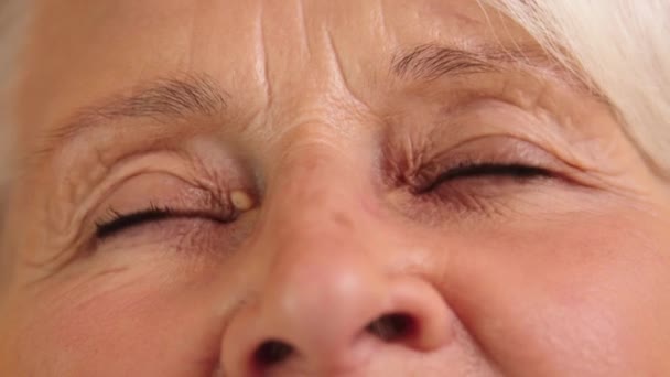 Macro inyección de un ojo verde con arrugas de una mujer anciana - Metraje, vídeo
