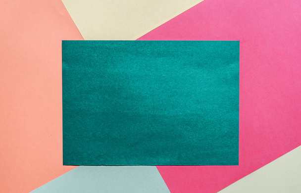 Renkli arkaplanda metniniz için bir yer içeren turkuaz kağıt yaprağı. - Fotoğraf, Görsel