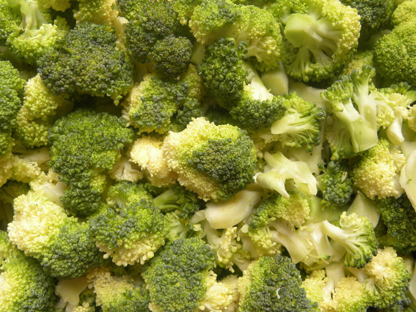 Kockás vágott zöld színű nyers friss brokkoli - Fotó, kép