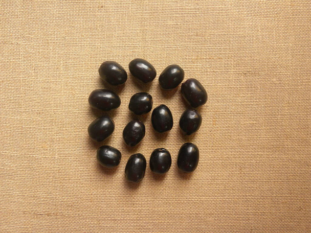 Černá barva syrové celé čerstvé Java švestkové ovoce nebo Syzygium cumini - Fotografie, Obrázek