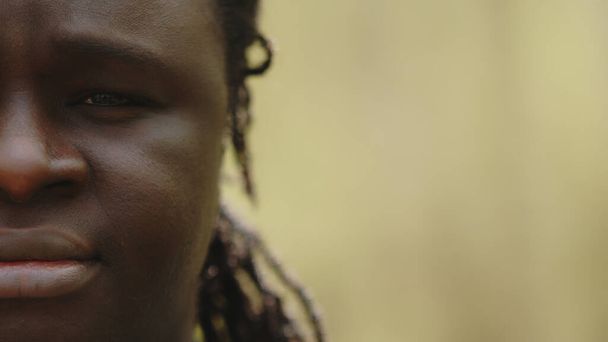 Pół twarzy Afrykańczyka płaczącego czarnego ze łzą w oku - Zdjęcie, obraz