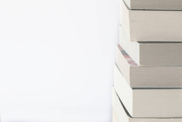 Bir sürü kopya alanı olan beyaz arkaplan üzerine yığılmış kitaplar - Fotoğraf, Görsel