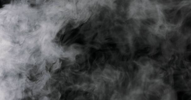 wolk van dikke witte rook gieten in en het vullen van de zwarte achtergrond. - Foto, afbeelding