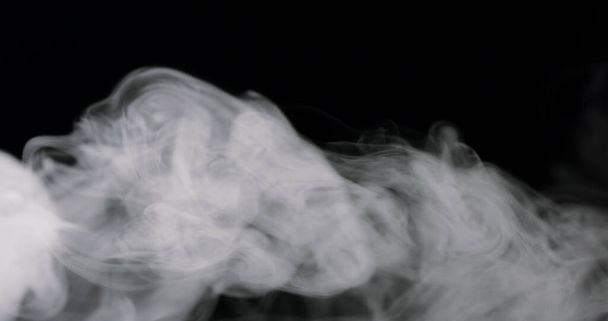 Bir siyah karşısında dönen beyaz duman bulutu - Fotoğraf, Görsel
