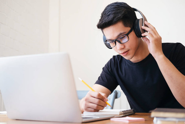 Молодой студент-коллаж с помощью компьютера и мобильного устройства изучает онлайн. Образование и онлайн обучение.  - Фото, изображение