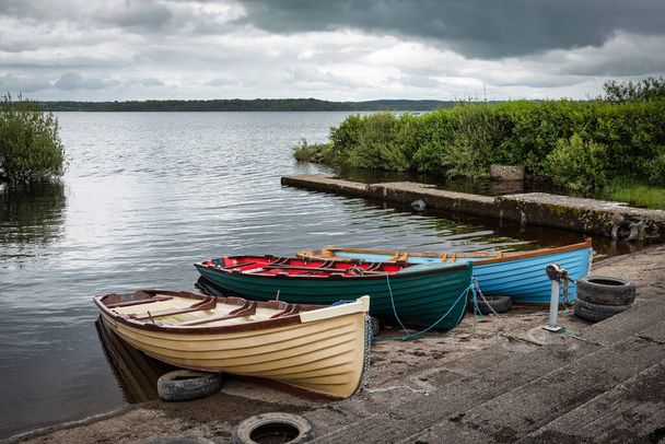 Barche a remi in legno in un piccolo porto turistico sul lago Melvin nella contea di Leitrim Irlanda - Foto, immagini