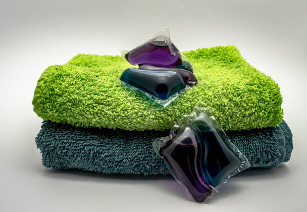 gel colorido para lavar em cápsulas em toalhas terry - Foto, Imagem