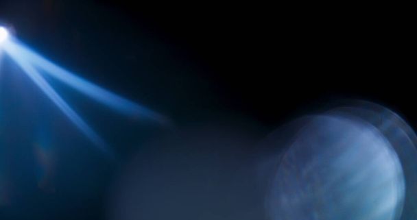 Kék fény fáklya prizma szivárvány fény kitörések overlay fekete háttér - Fotó, kép
