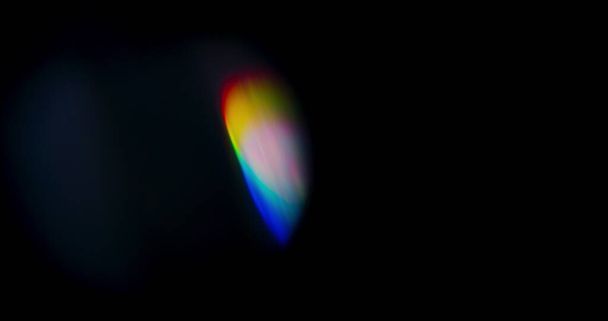 Rainbow Prism Light Flare Prism Φωτεινές εκλάμψεις πάνω σε μαύρο φόντο - Φωτογραφία, εικόνα