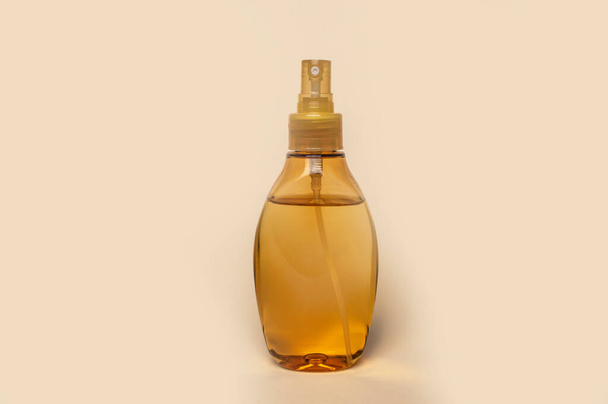 пластикова пляшка з спреєм і жовтим масажним маслом
 - Фото, зображення