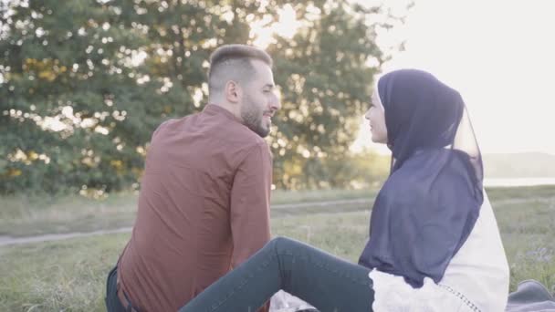 Arabischer Mann streichelt seine Frau und küsst ihr auf die Stirn. Frau trug Hidschab. Liebesgeschichte eines gemischten Paares über die Natur - Filmmaterial, Video