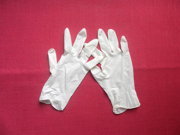 Одноразові медичні рукавички білого кольору
 - Фото, зображення