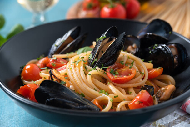 Talíř lahodného linguinu s mušlemi a rajčatovou omáčkou, italská kuchyně  - Fotografie, Obrázek