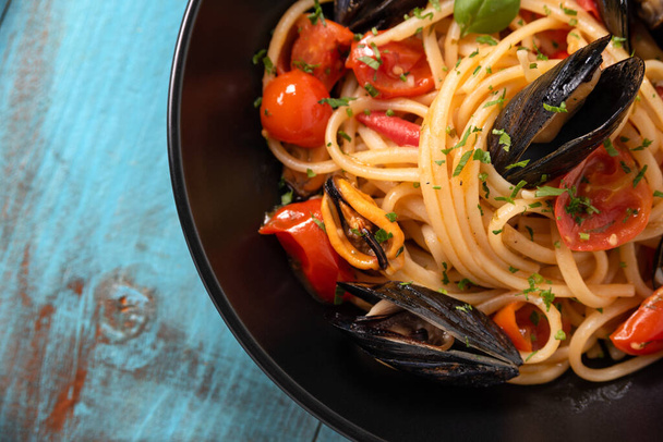 Смачна мова з мідіями і томатним соусом (італійська кухня).  - Фото, зображення