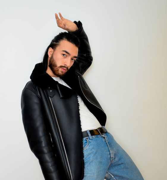 attractive male model with a leather jacket posing - Foto, afbeelding
