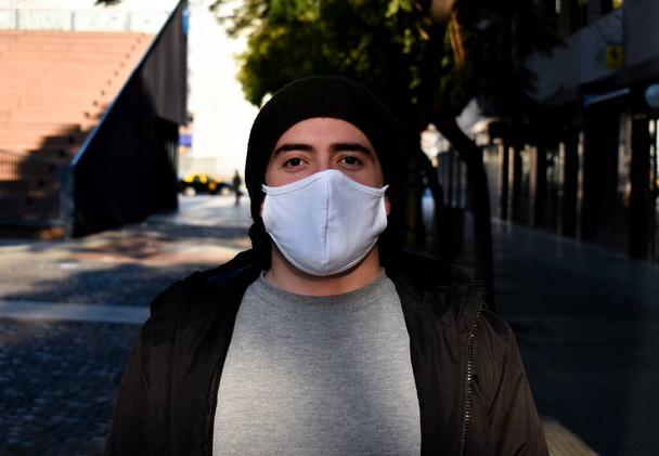 uomini che girano per il suo quartiere con una maschera, nel bel mezzo di una pandemia - Foto, immagini