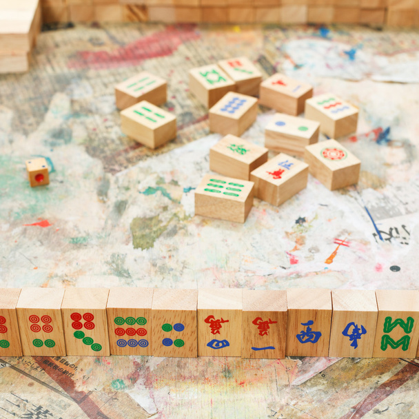 dřevěné obklady na hráče ruku v mahjong hry - Fotografie, Obrázek
