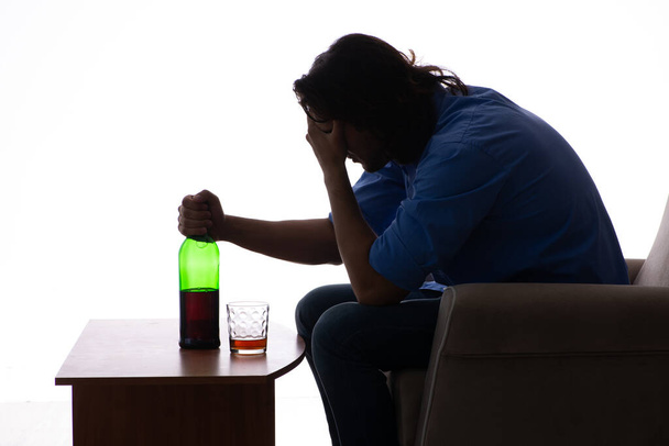 Jongeman die lijdt aan alcoholisme - Foto, afbeelding