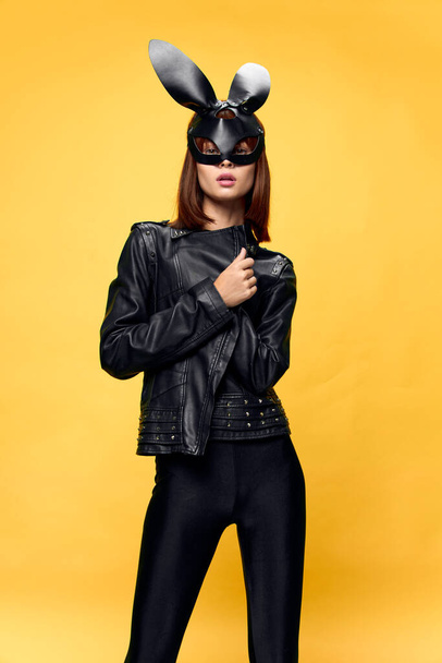 Сексуальна жінка в масці кролика і чорний костюм, спокуса
 - Фото, зображення