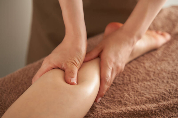 Japonská žena dostat masáž nohou v estetickém salonu - Fotografie, Obrázek