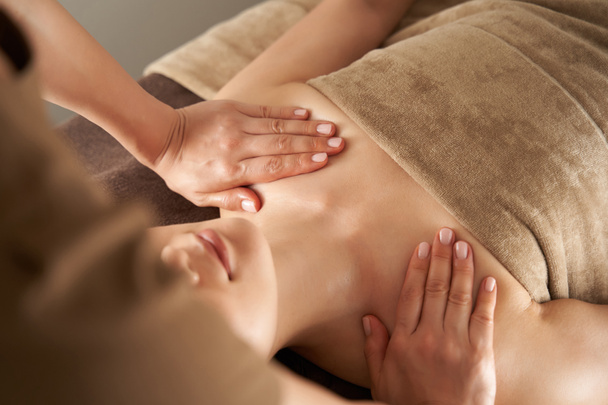 Японська жінка отримує масаж деколонізації в естетичному салоні. - Фото, зображення
