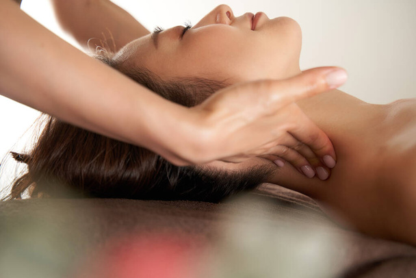 Japońska kobieta otrzymuje masaż szyi w salonie estetycznym - Zdjęcie, obraz