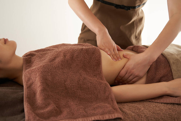 Japanese woman getting a belly massage at a beauty salon - Φωτογραφία, εικόνα