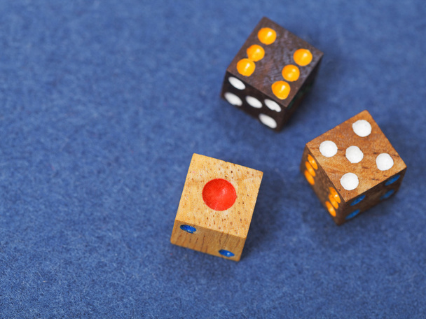 trois dés de jeu en bois sur tissu bleu
 - Photo, image
