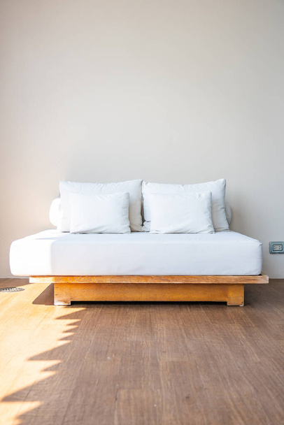 Зручна подушка на дивані прикраса інтер'єру вітальні
 - Фото, зображення