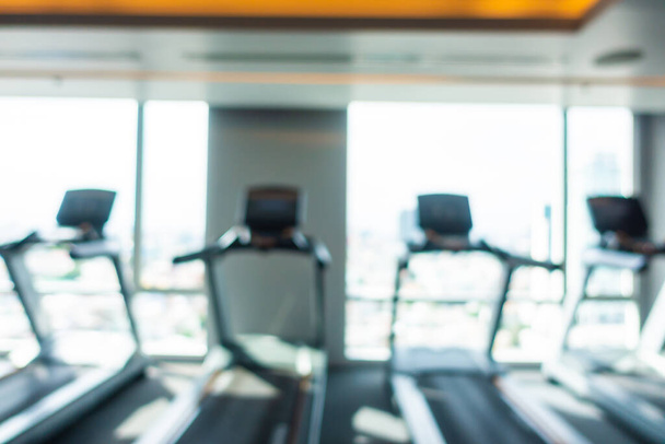 Appareil de fitness abstrait flou à l'intérieur de la salle de gym pour le fond - Photo, image
