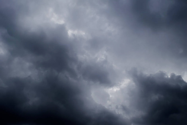 Dark tempestoso cielo nuvoloso sfondo, nuvole nere tempesta natura copre le luci e il cielo prima di grande pioggia tuono, cattivo tempo - Foto, immagini