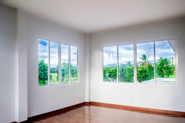 Κενό λευκό δωμάτιο εσωτερικό φόντο, μοντέρνο δωμάτιο με γυάλινο παράθυρο και παρκέ δάπεδο - Φωτογραφία, εικόνα