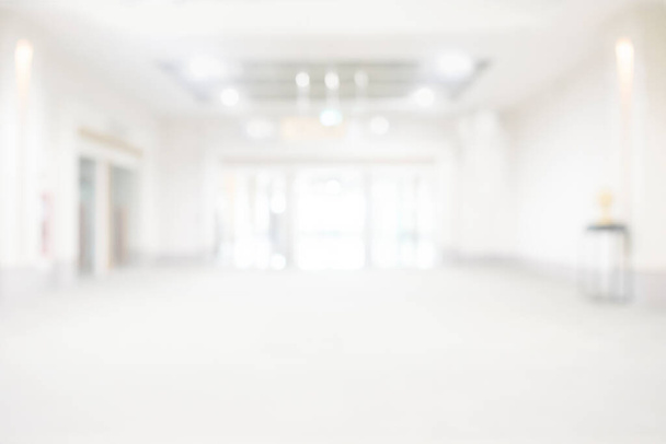 pasillo vacío pasillo de la moderna sala de edificio de oficinas blanco con puerta de entrada de vidrio de fondo borroso negocio, spac vacío - Foto, Imagen