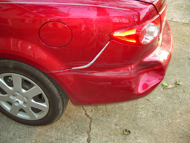 Çamurluk kazası sonucu kırmızı bir arabaya çarpmış. - Fotoğraf, Görsel