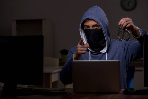 Мужчина-хакер взломал брандмауэр безопасности в конце рабочего дня - Фото, изображение