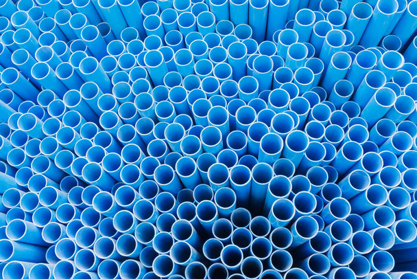 PVC csövek egymásra rakása a polcon a raktárban - Fotó, kép