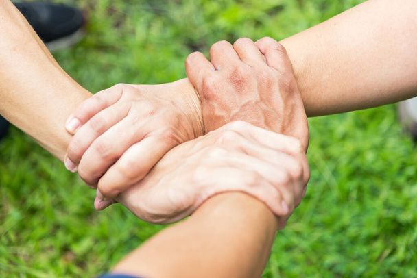 Солідарність об'єднує людей у спільну командну роботу. Руки духовної команди працюють разом на відкритому повітрі. Єдність сильний рукостискання з людьми або узгодження почуттів або щасливих різноманітних освітніх заходів
 - Фото, зображення