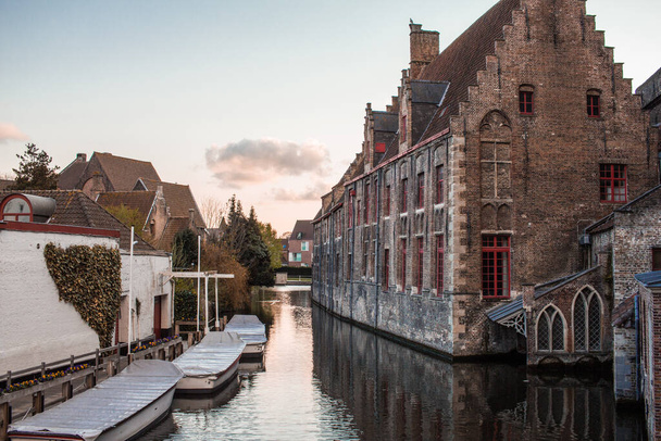 ベルギーの魔女の街の運河の風景です。美しい夕日 - 写真・画像