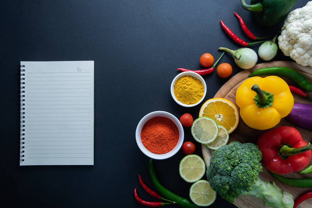 Gesunde Ernährung Konzept von frischem Bio-Gemüse und Holz Schreibtisch Hintergrund. Zutaten von oben - Foto, Bild