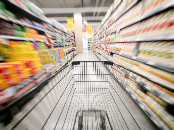 El carrito de la compra en el supermercado es borroso, grandes almacenes - Foto, imagen