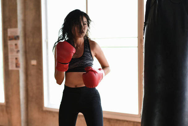 портрет девушки бокса в спортзале, спортивная концепция - Фото, изображение