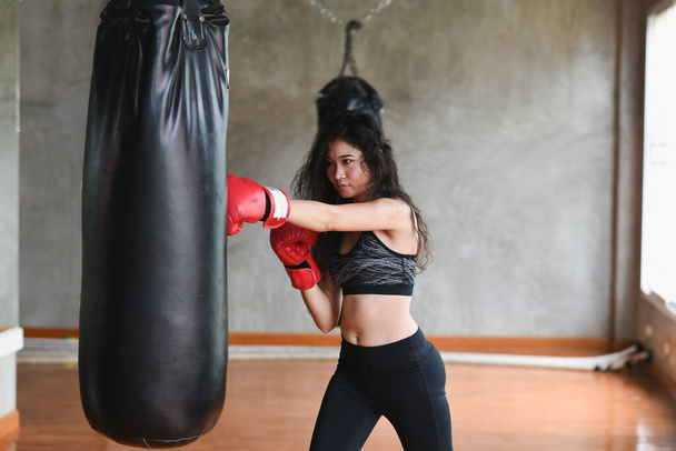 portré boksz sport lány a tornateremben, sport koncepció - Fotó, kép