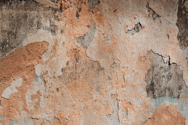 A textura da antiga parede pintada com a qual o gesso é descascado e o molde é visível. Contexto, - Foto, Imagem
