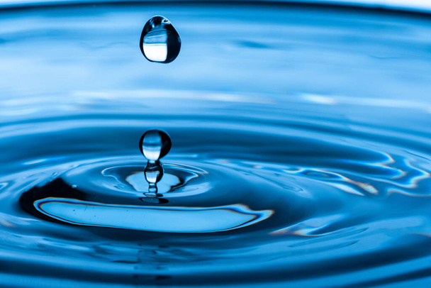 Salpicadura de gota de agua. Agua azul - Foto, imagen