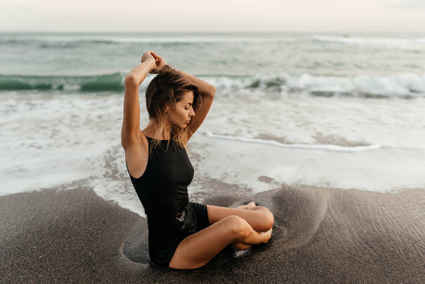 femme sur la plage profite de la nature océanique sereine pendant les vacances de voyage en plein air - Photo, image