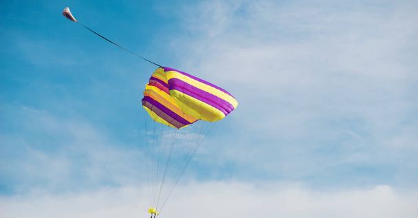 Foto de gente saltando en paracaídas en un hermoso día limpio. - Foto, Imagen