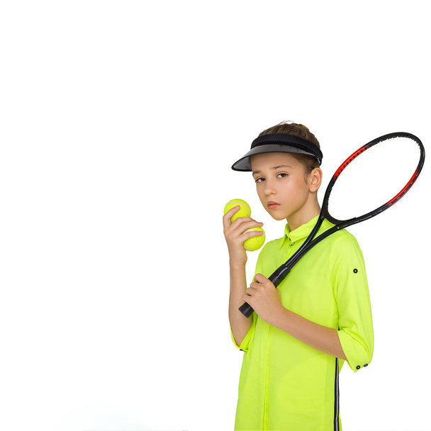 Kaunis muoti tyttö 12 vuotta vanha kirkkaissa urheiluvaatteet tarvikkeet tennismaila kädessä pallot valkoisella taustalla Studio. Valokuvan lähikuva. Mainostan urheiluseuraa. Eristetty - Valokuva, kuva