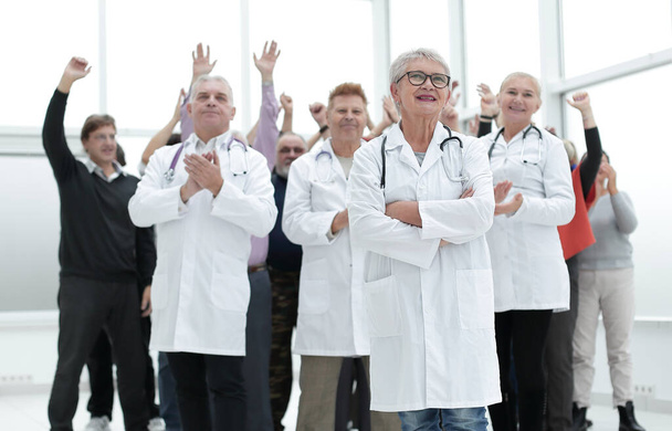 doctors and patients clap their hands. applaud and enjoy success - Foto, Imagem