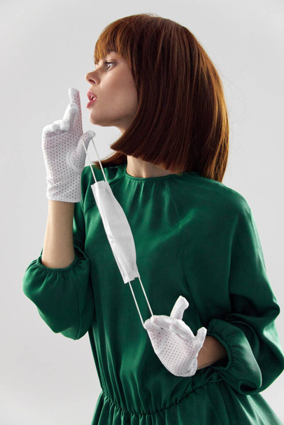 Frau im Modekleid posiert mit medizinischer Maske Virus covid-19 - Foto, Bild